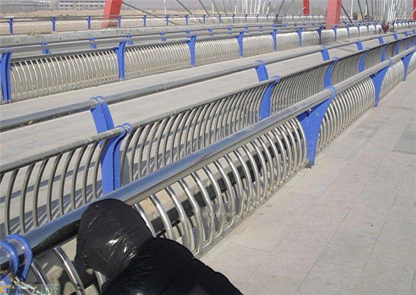 临沧不锈钢复合管护栏一种安全而耐用的防护解决方案
