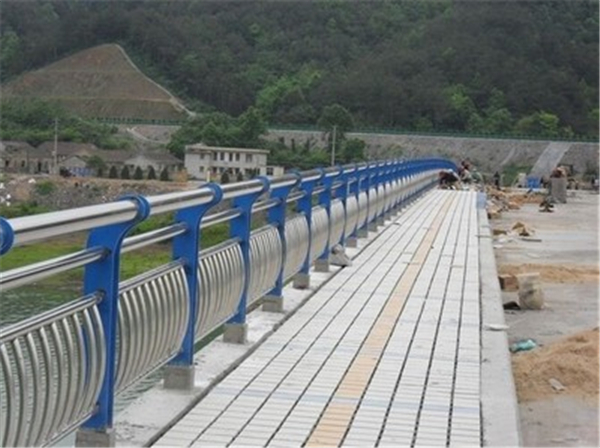 临沧不锈钢桥梁护栏的特性及其在现代建筑中的应用